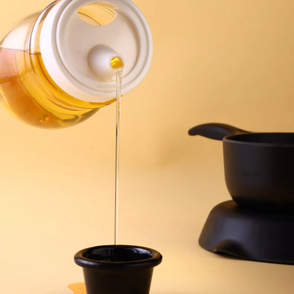 Plastic Oil Dispenser Bottle With Nozzle 650ml