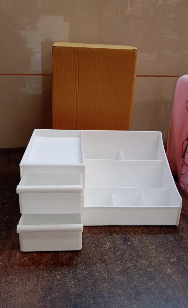 Large Capacity Cosmetic Storage Box