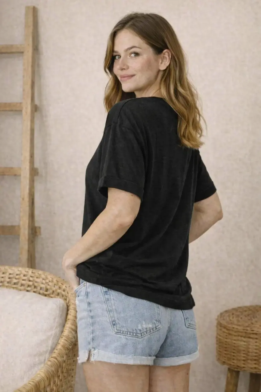 Women’s Graphic Oversized T-Shirt – Casual Cotton Tee with Leaf Print