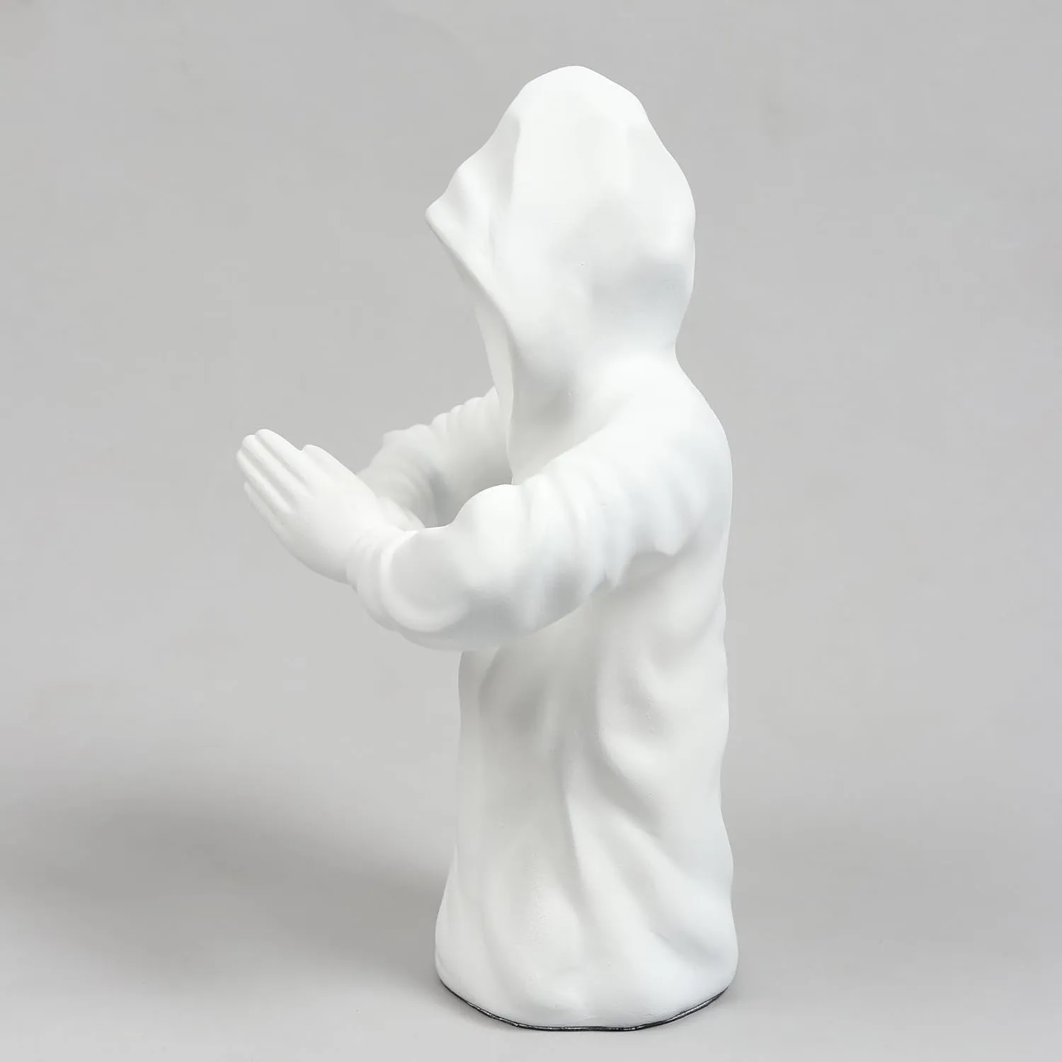Modern Faceless Hoodie Resin Statue – Abstract Decor Showpiece