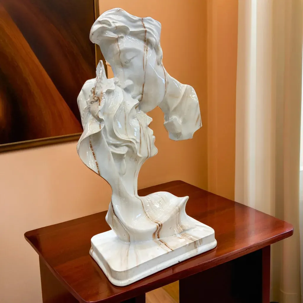 Elegant Golden Couple Showpiece on Marble Base – Luxury Romantic Home Décor Statue for Living Room, Bedroom & Gift
