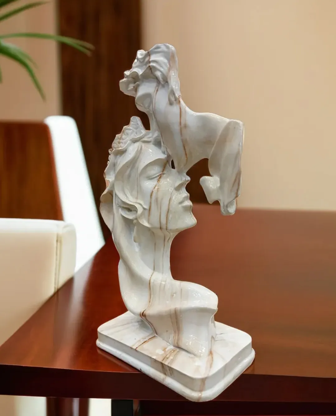 Elegant Golden Couple Showpiece on Marble Base – Luxury Romantic Home Décor Statue for Living Room, Bedroom & Gift
