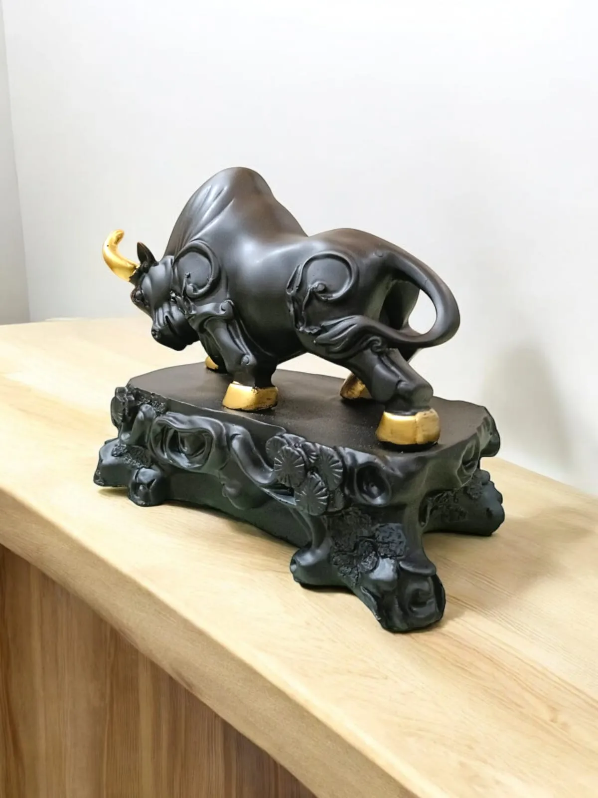 Black Bull Resin Showpiece | Premium Decorative Bull Statue | Modern Home & Office Table Decor | Lucky Bull Figurine for Living Room, Desk & Gifting