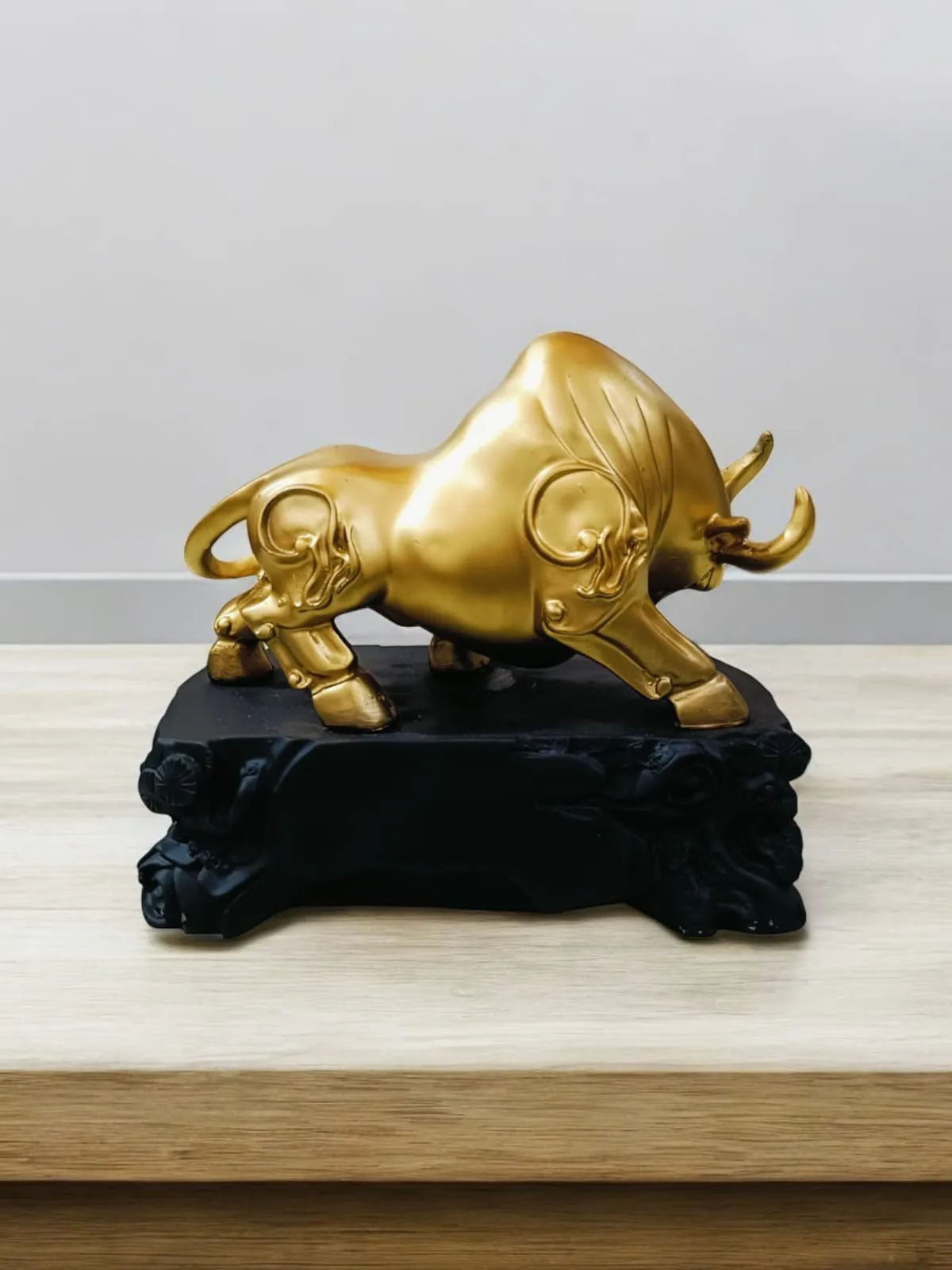 Black Bull Resin Showpiece | Premium Decorative Bull Statue | Modern Home & Office Table Decor | Lucky Bull Figurine for Living Room, Desk & Gifting