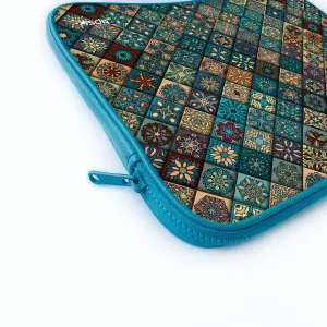 "TRADITIONAL SYMBOLS" Laptop Sleeves:Bol...