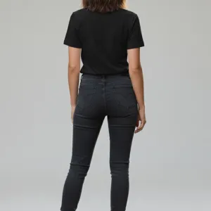 THE SIGNATURE VIBE REGULAR TEE