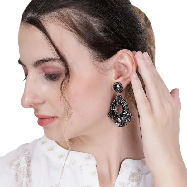 Black & Silver Crystals Midnight Bling Earrings – Elegant Sparkling Design with Stunning Contrast for a Glamorous Touch to Any Outfit